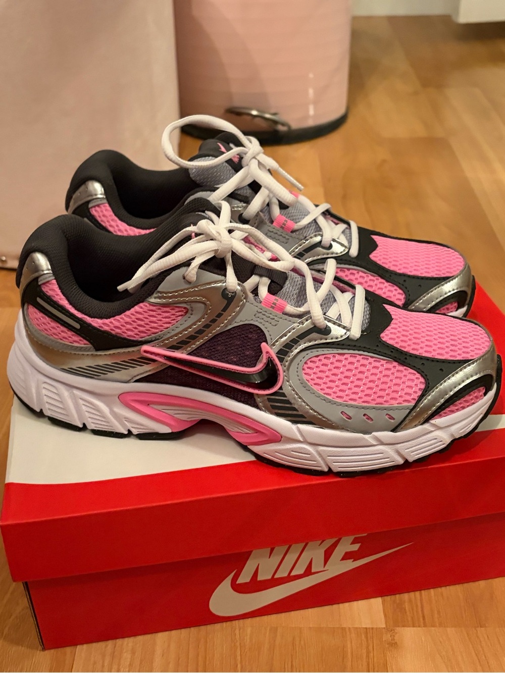 NIB Nike Women’s V5 RNR Black, Pink, & Silver Shoe Size 9.5 - Picture 4 of 7